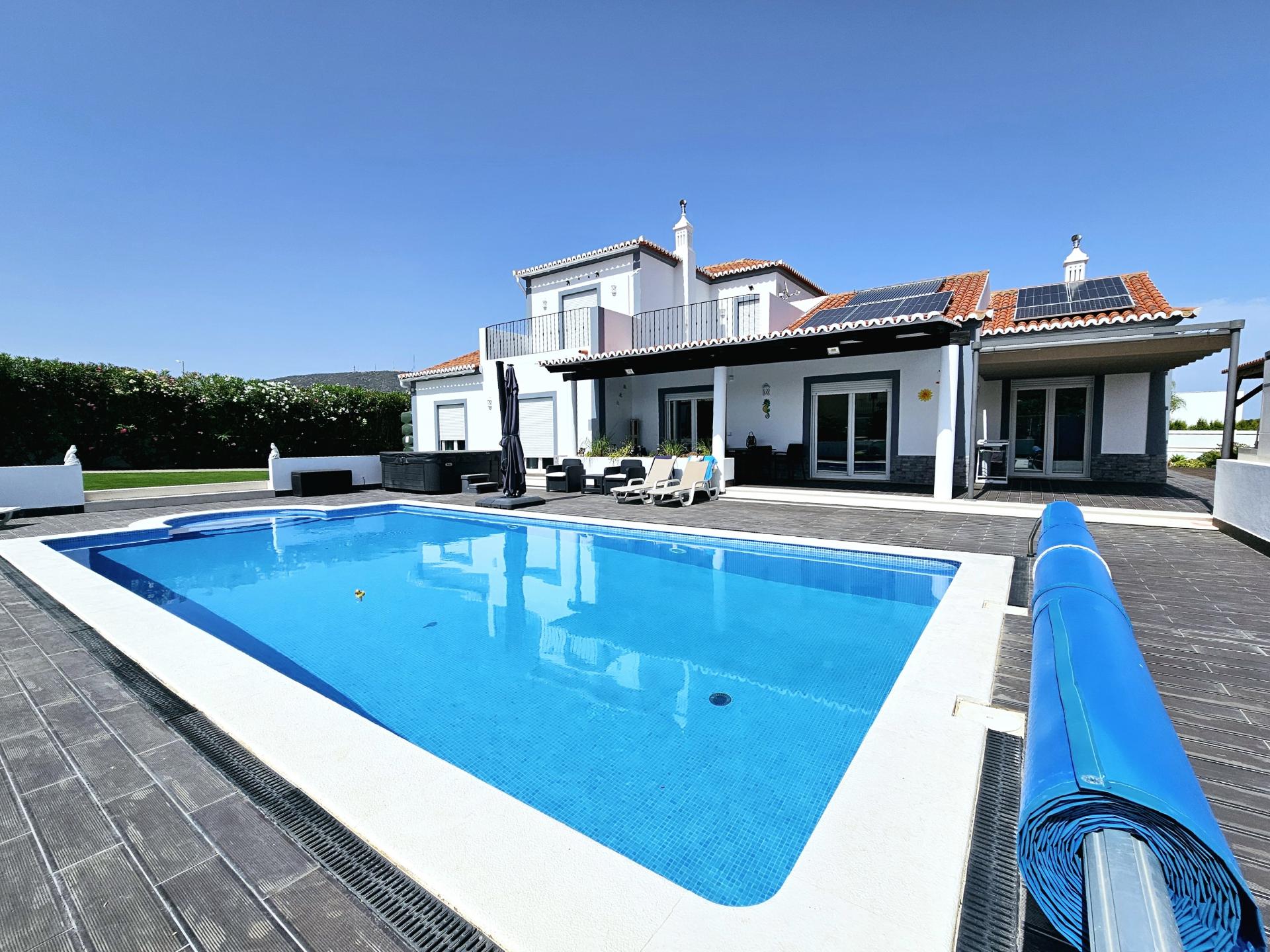 Moradia V4 com piscina e garagem