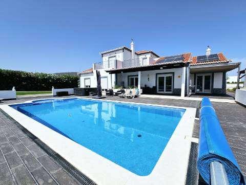 Moradia V4 com piscina e garagem