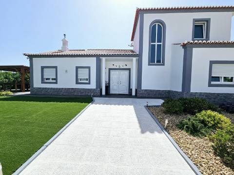 Moradia V4 com piscina e garagem