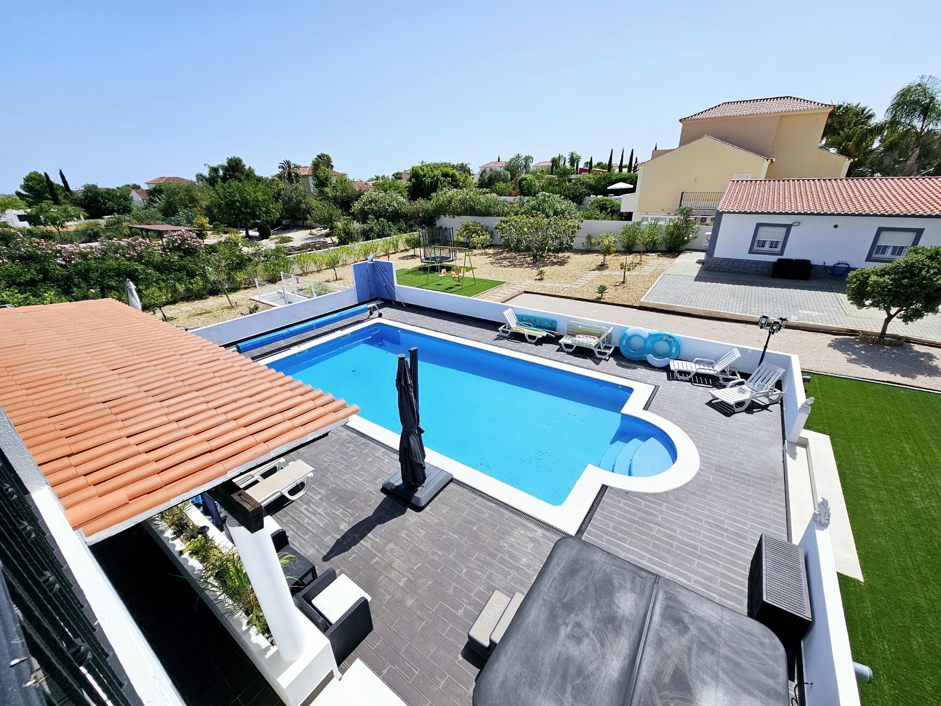 Moradia V4 com piscina e garagem