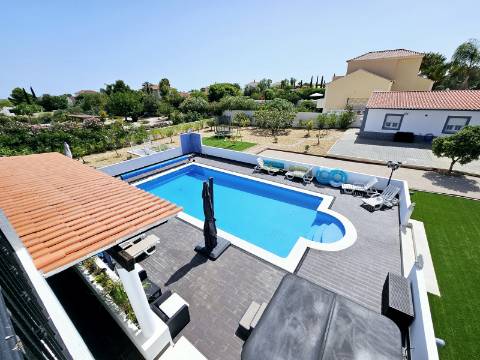 Moradia V4 com piscina e garagem