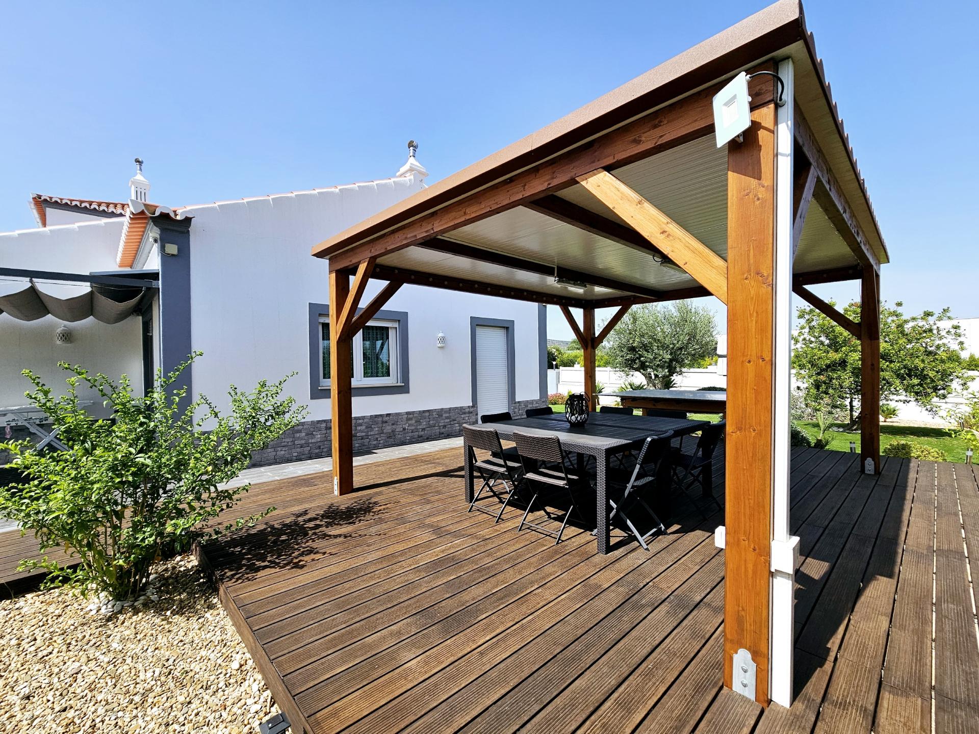 Moradia V4 com piscina e garagem