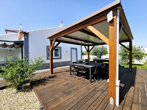 Moradia V4 com piscina e garagem