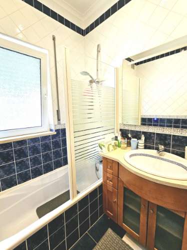 Moradia V4 com piscina e garagem