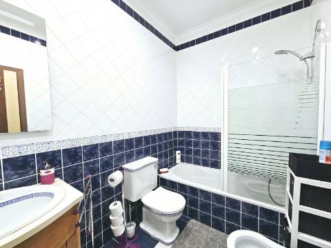 Moradia V4 com piscina e garagem