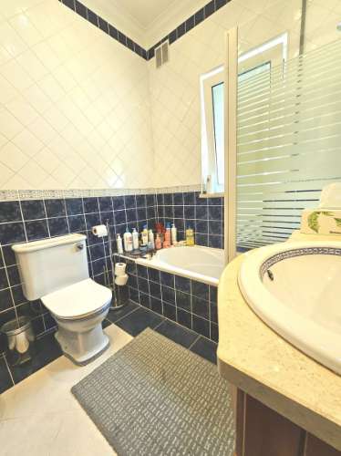 Moradia V4 com piscina e garagem