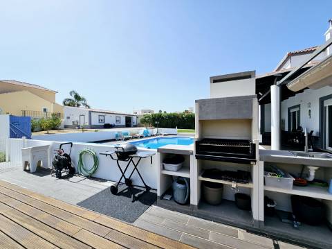 Moradia V4 com piscina e garagem