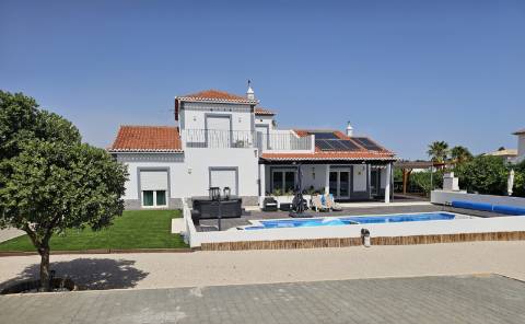 Moradia V4 com piscina e garagem