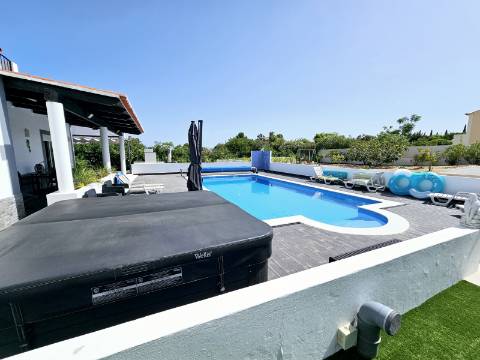 Moradia V4 com piscina e garagem