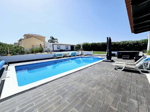 Moradia V4 com piscina e garagem