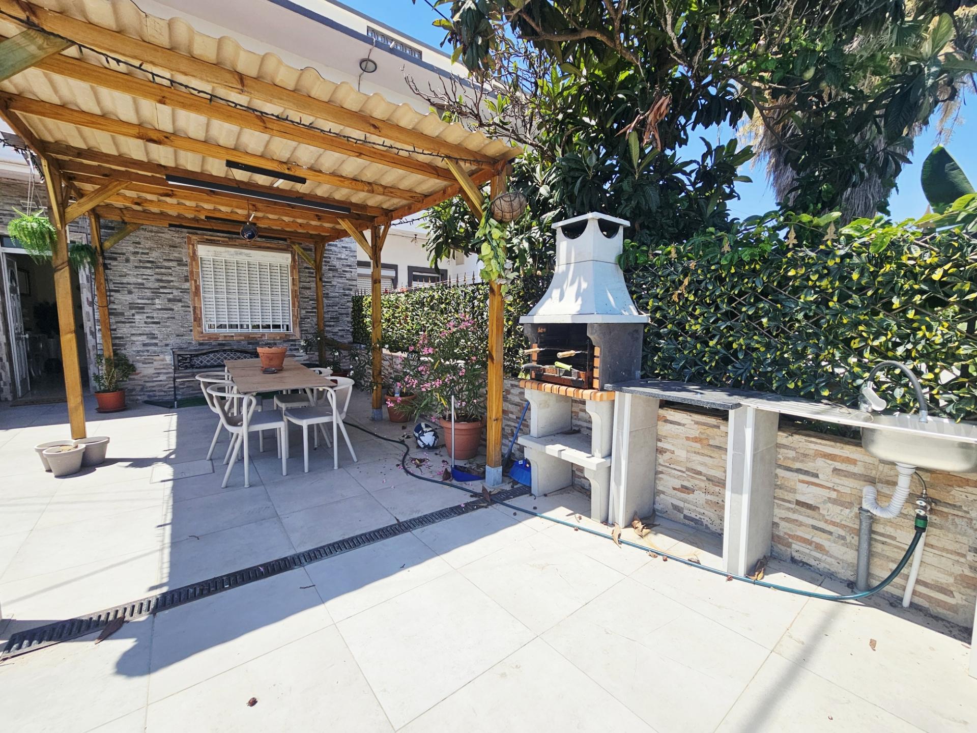 **Apartamento renovado com terraço e espaço exterior - À saída de Faro**