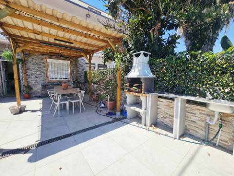 **Apartamento renovado com terraço e espaço exterior - À saída de Faro**