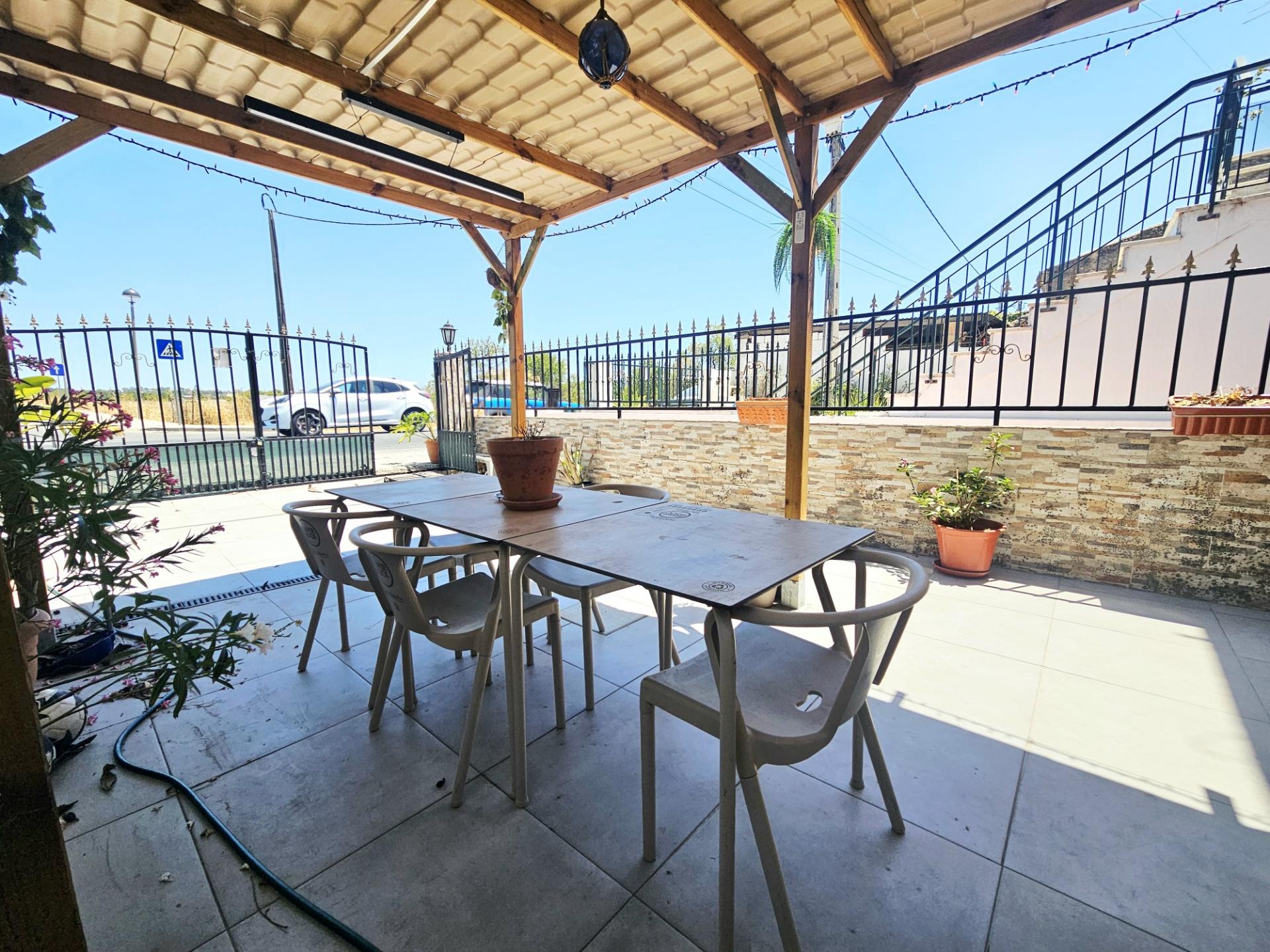 **Apartamento renovado com terraço e espaço exterior - À saída de Faro**