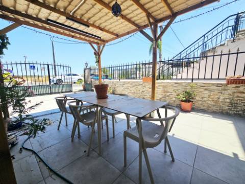 **Apartamento renovado com terraço e espaço exterior - À saída de Faro**