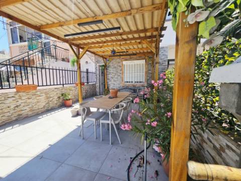 **Apartamento renovado com terraço e espaço exterior - À saída de Faro**