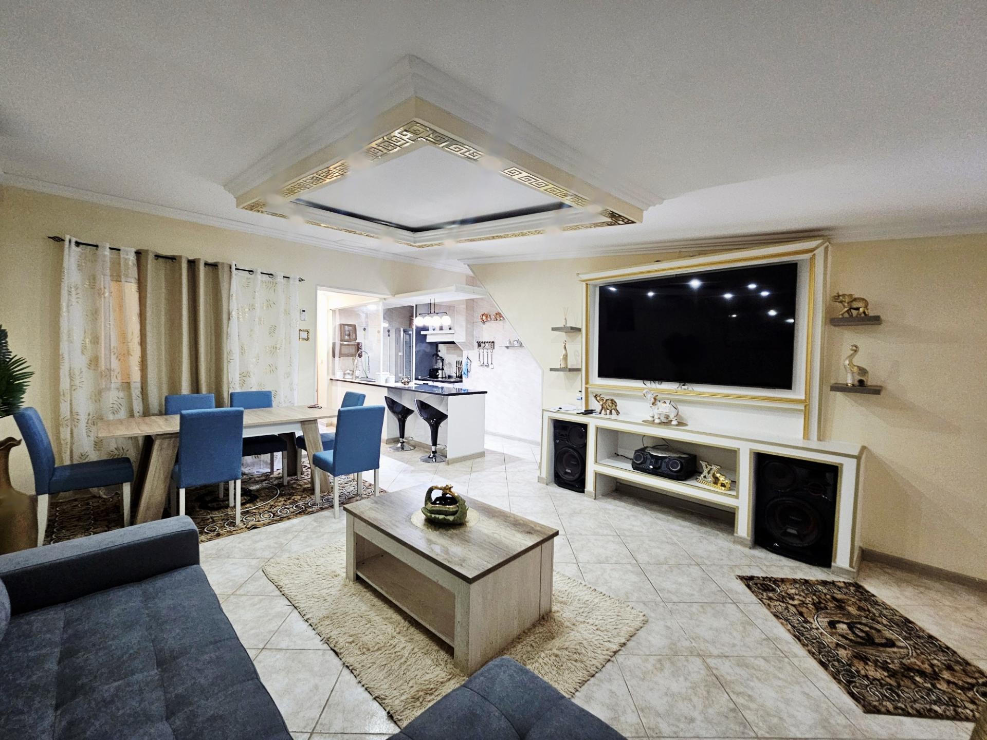 **Apartamento renovado com terraço e espaço exterior - À saída de Faro**