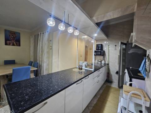**Apartamento renovado com terraço e espaço exterior - À saída de Faro**