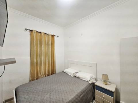 **Apartamento renovado com terraço e espaço exterior - À saída de Faro**