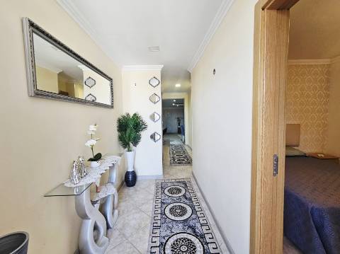 **Apartamento renovado com terraço e espaço exterior - À saída de Faro**