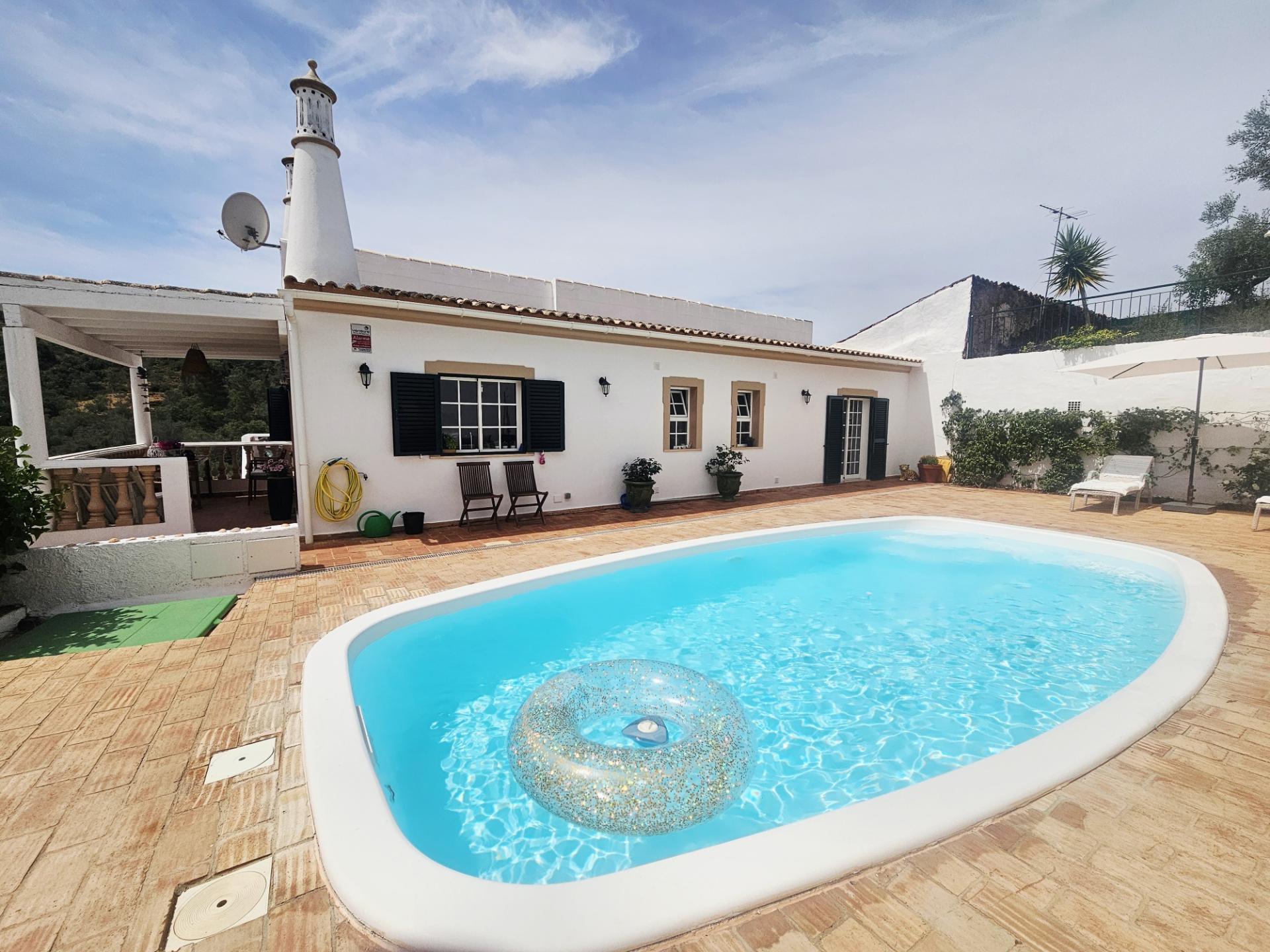 CPCV ASSINADO 


Charmosa Moradia Algarvia com Piscina, Estúdio Independente e Vistas Deslumbrantes