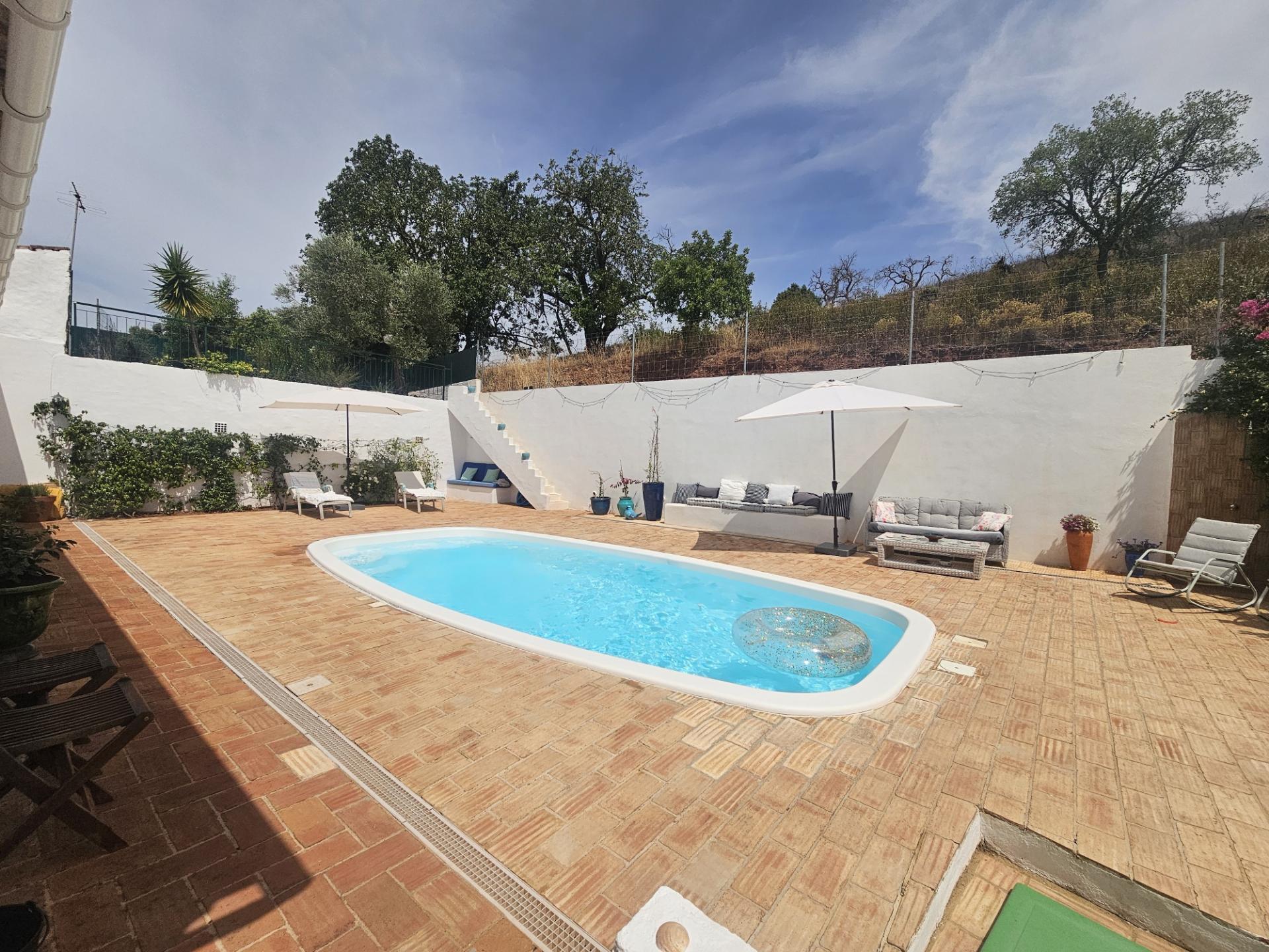 CPCV ASSINADO 


Charmosa Moradia Algarvia com Piscina, Estúdio Independente e Vistas Deslumbrantes