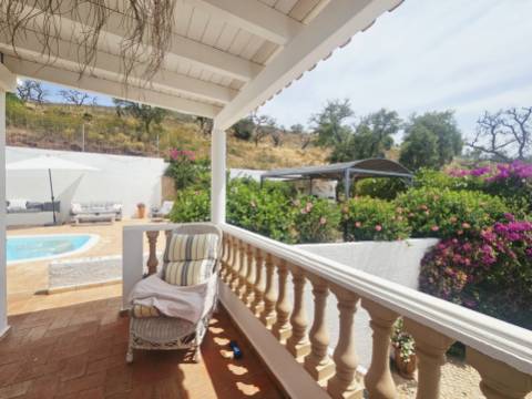 CPCV ASSINADO 


Charmosa Moradia Algarvia com Piscina, Estúdio Independente e Vistas Deslumbrantes