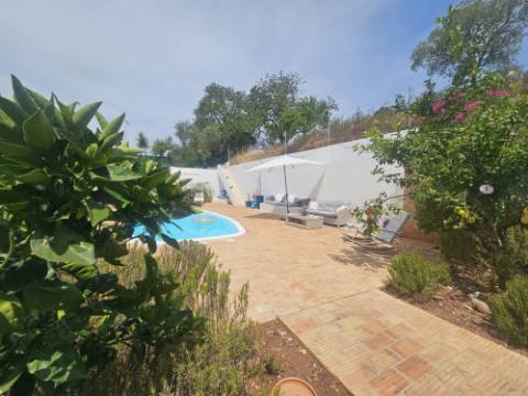 CPCV ASSINADO 


Charmosa Moradia Algarvia com Piscina, Estúdio Independente e Vistas Deslumbrantes