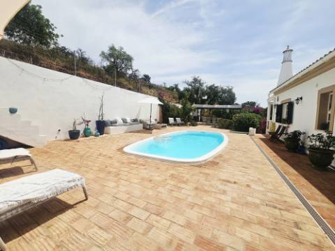 CPCV ASSINADO 


Charmosa Moradia Algarvia com Piscina, Estúdio Independente e Vistas Deslumbrantes