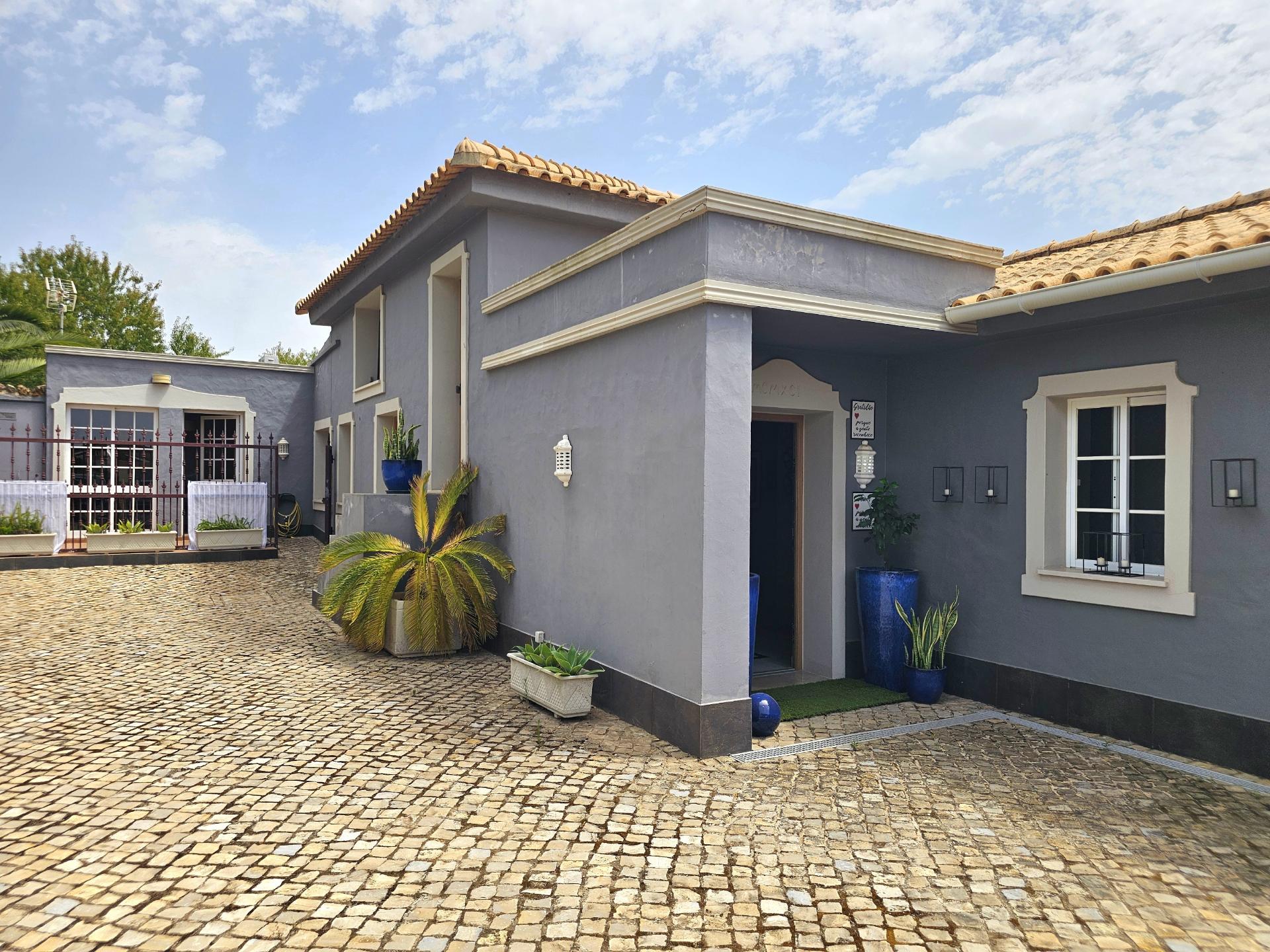 Excelente Oportunidade de Investimento em Almancil | Moradia com 4 Unidades Independentes e Piscina