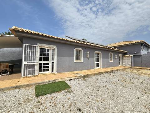 Excelente Oportunidade de Investimento em Almancil | Moradia com 4 Unidades Independentes e Piscina