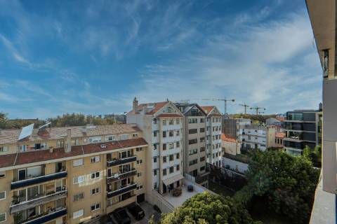 Penthouse T2 Exclusiva na Foz: Terraço Jardim de 400m2 e Vista Mar  Apartamento Recuado na Rua Marechal Saldanha