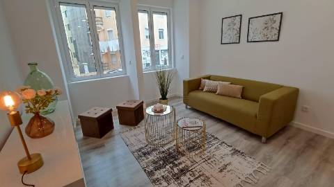 BENFICA | AV. URUGUAI | T4 EM T3 | REMODELADO A ESTREAR | SALA 43m2 | COZINHA OPEN SPACE | 2 VARANDAS